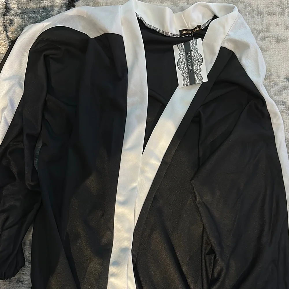 White/Black Unlined Vneck Abaya - Picture 1 of 5